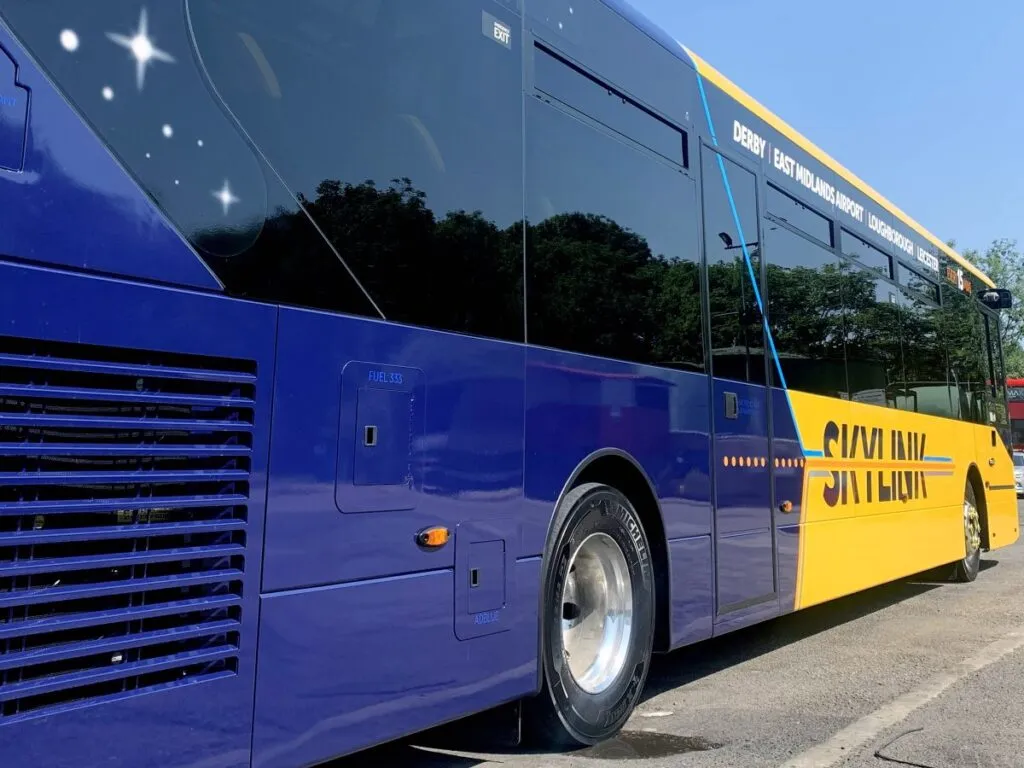 Blue and yellow Skylink bus with MICHELIN X InCity EV Z tyres
