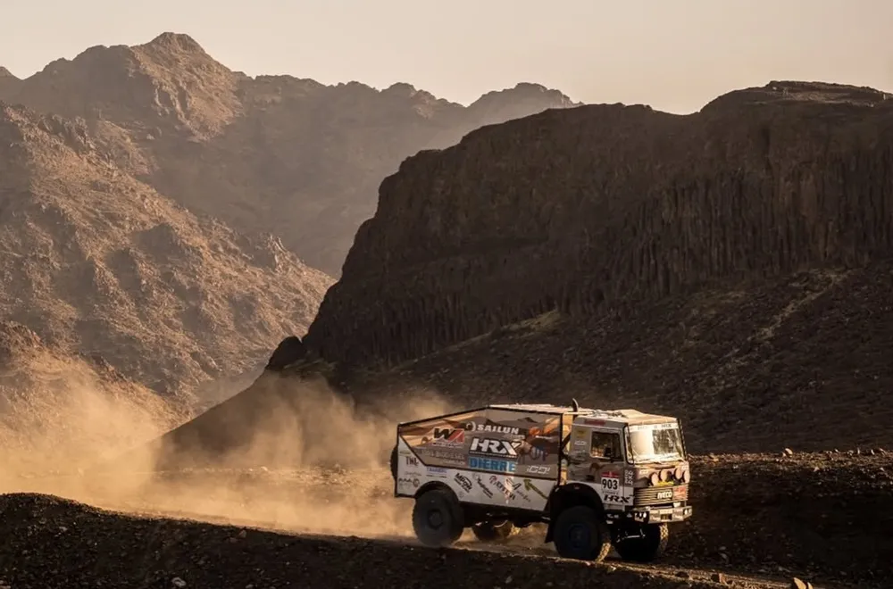 Truck driving throught the desert in the 2026 Dakar Rally
